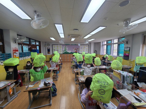 구리시가 관내 9개 초등학교 1~2학년 학생들에게 ‘가방 안전 덮개’ 1289개를 제작해 전달했다. /사진제공=구리시
