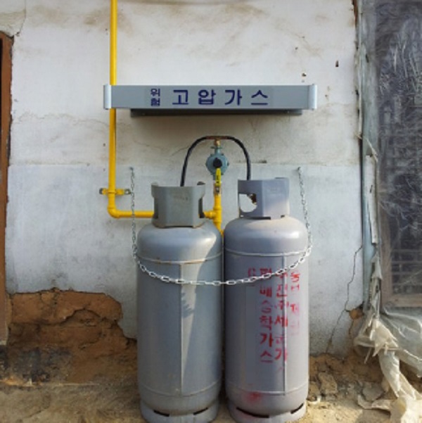 LPG호스 금속배관 교체진행/ 사진제공=칠곡군