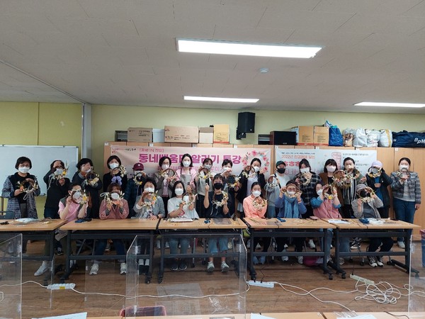 20일에 열린 ‘중랑 in 장미’ 동네배움터 알리기 행사에 참여한 구민들이 기념 사진을 촬영 하고 있다./사진제공=중랑구