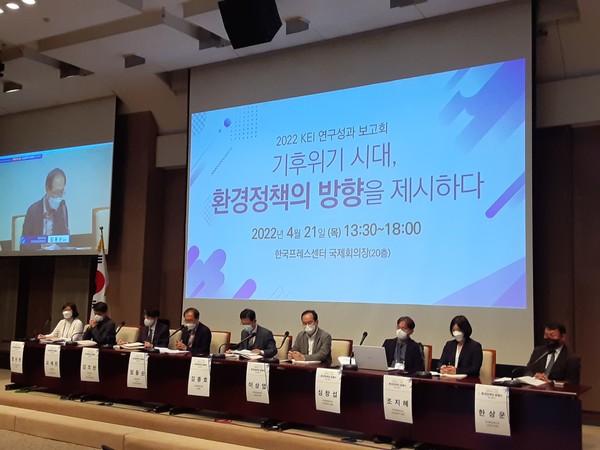 패널들은 탄소중립 사회와 경제발전 등을 포괄적으로 논의했다. /사진=최용구 기자 