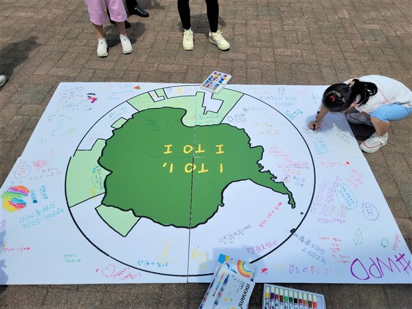 4월23일 서울 광진구 어린이대공원에서 열린 '펭귄의 날'행사에서 어린아이가 남극과 펭귄을 보호해야 한다는 글씨를 쓰고 있다. /사진=박선영 기자