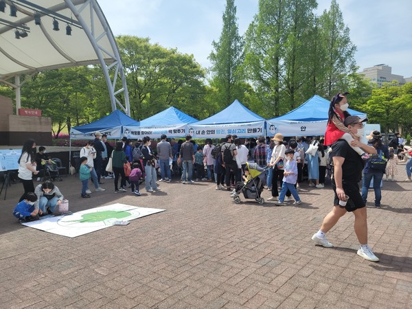 시민사회연구소가 주최한 ‘펭귄의 날’ 행사가 4월23일 서울 광진구 어린이대공원에서 열렸다. /사진=박선영 기자