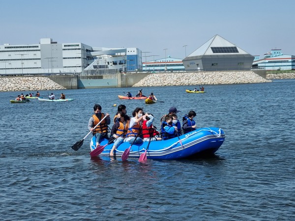 정서진 아라뱃길에서 해양소년단 인천연맹이 운영하는  카약과 고무보트를 시민들이 체험하고있다. /사진=김은진 기자
