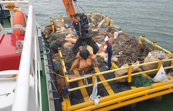 해양쓰레기 선상집하장 폐기물 수거현장 /사진제공=경기도 