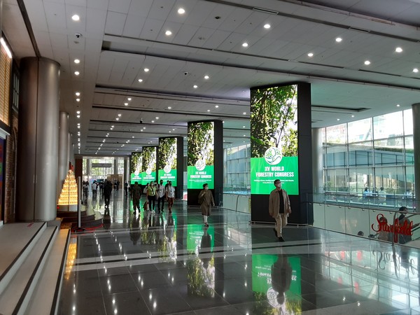 '제15차 세계산림총회'는 오는 6일까지 서울 코엑스에서 열린다. 3일 현장을 찾은 참관객들이 총회가 열리는 코엑스 전시장 사이를 이동하고 있다. /사진=최용구 기자