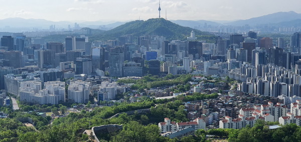 인왕산에서 바라본 도심 회색 속 한양 도성과 남산 그린 인프라 /사진=국립산림과학원