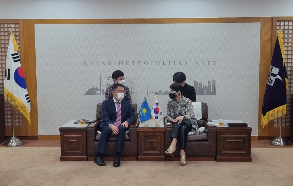 카사바예브 주부산 카자흐스탄 총영사 접견하는 박은하 부산시 국제관계대사 /사진제공=부산시