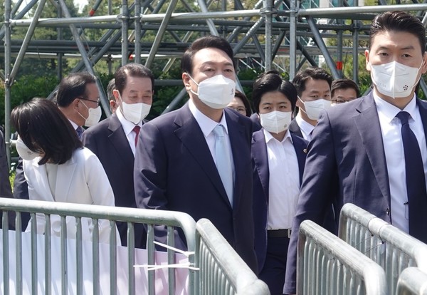 현충원 방문 후 국회 취임식에 참석을 위해 이동하고 있는 윤석열 대통령 /사진=김인성 기자