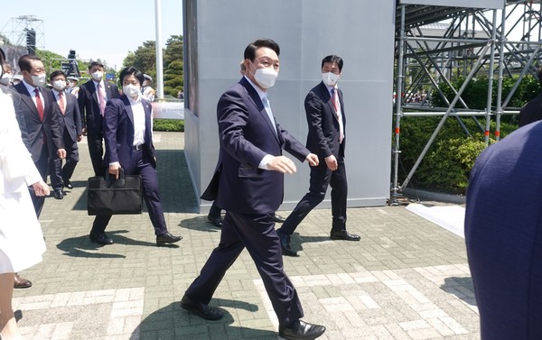 국회에서 취임식을 끝낸 후, 용산으로 서둘러 발길을 옮기는 윤석열 대통령 /사진=김인성 기자