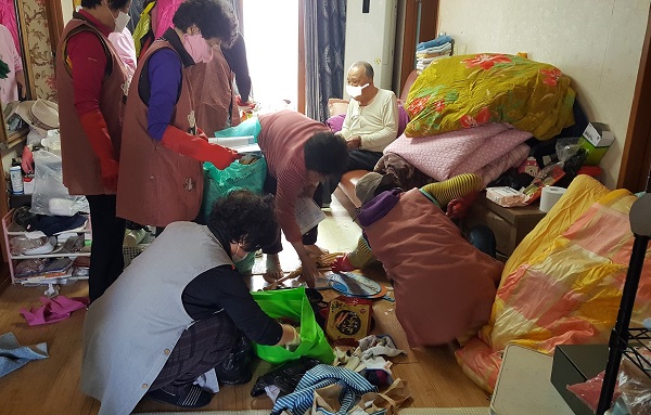 주거환경개선 지원 참가자들 /사진제공=군위군