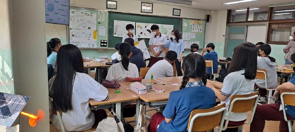 광명Bee에너지학교 현장 교육이 진행된 충현중 1학년 반 /사진제공=광명시