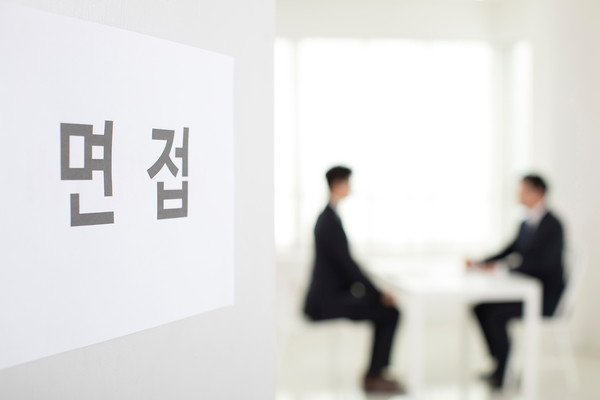 신입 채용 시 가장 중요하게 고려하는 요소는 입사지원서에서는 전공의 직무관련성(47.3%)이었고, 면접에서도 직무관련 경험(37.9%)으로 나타났다.