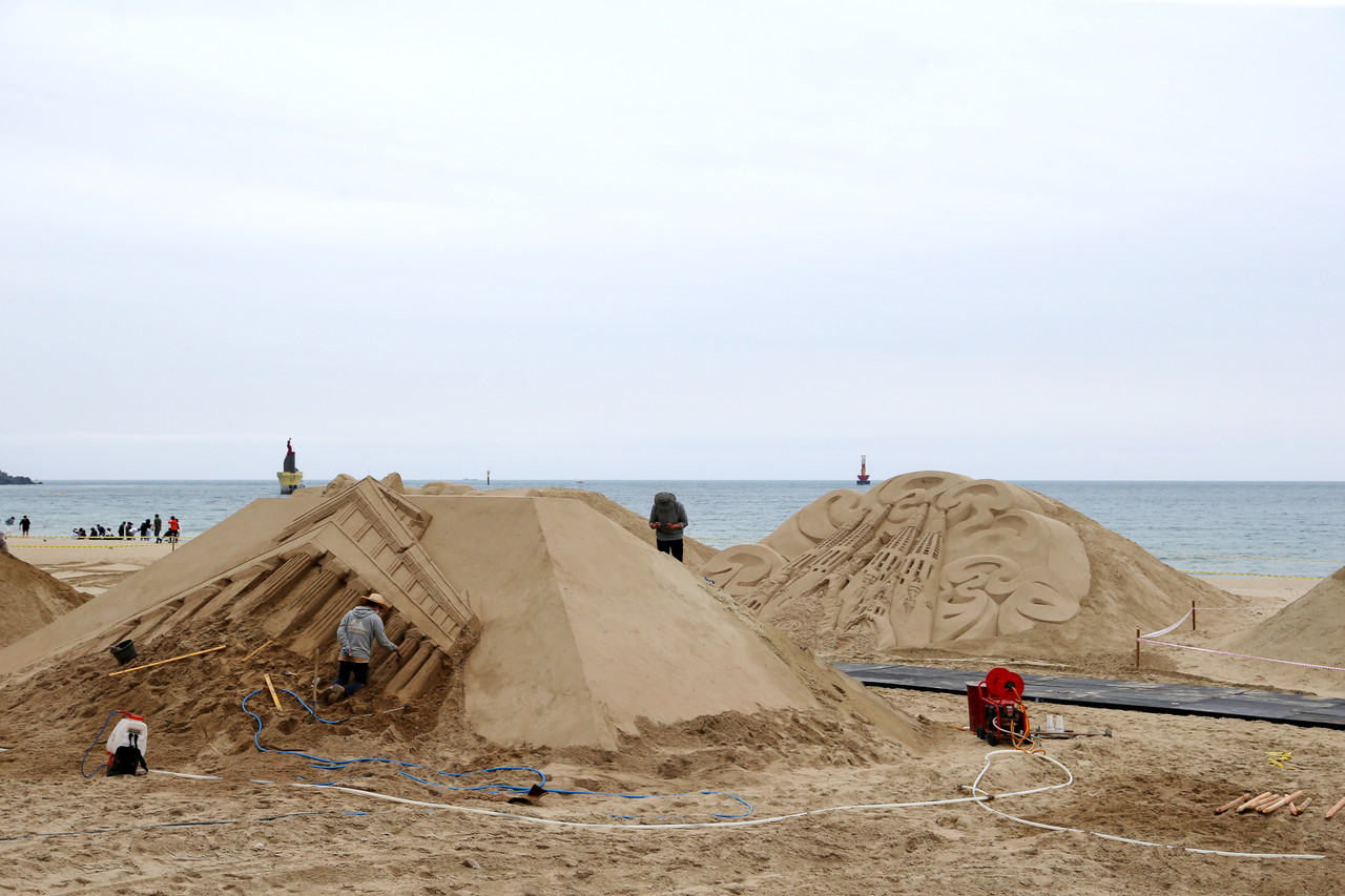 모래조각 작업 중인 모래조각가 /사진=권영길 기자