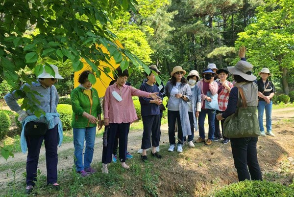 맞춤형 숲해설 프로그램 교육 /사진제공=수원시