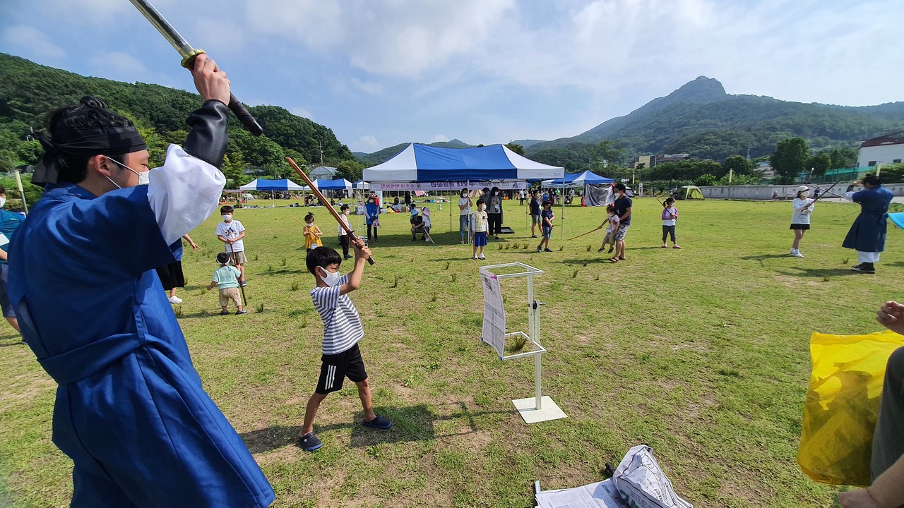 금정산성을 지켜라 프로그램 참여 현장 /사진제공=부산금정구청