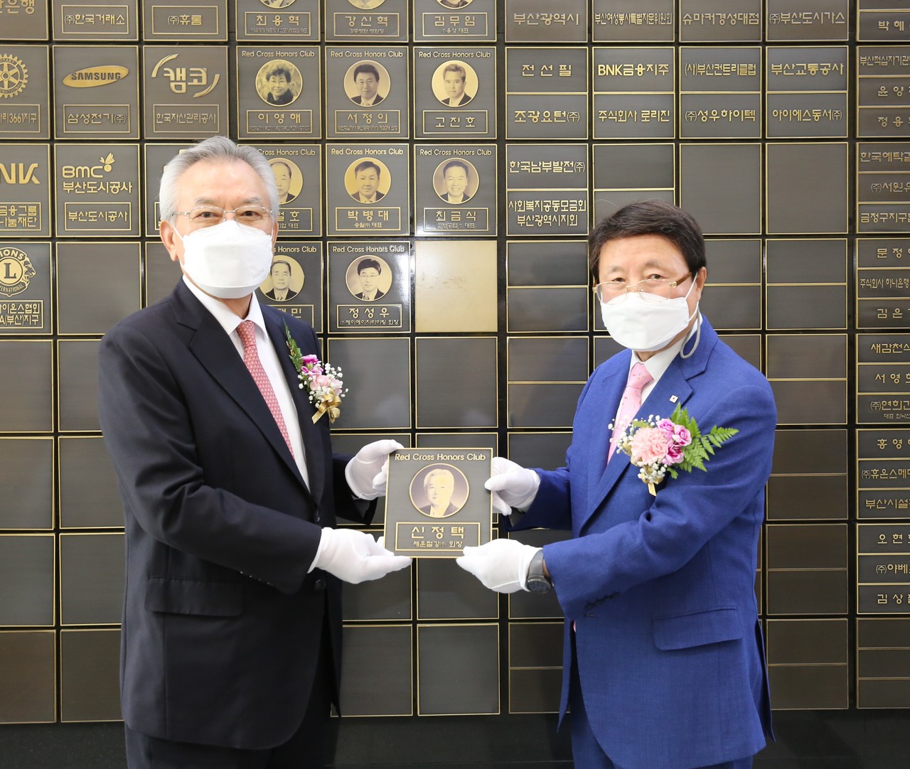 적십자 아너스클럽(RCHC) 가입한 신정택 세운철강(주) 회장 /사진제공=대한적십자사 부산지사