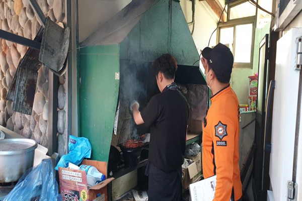 금정산성마을 먹거리촌 대상 화재안전컨설팅 진행현장 /사진제공=부산금정소방서