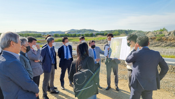 한국마사회는 지난 5월 26일 경기도 화성에 위치한 화옹 에코팜랜드 내 현장사무소에서 2022년 제5차 이사회를 개최했다 /사진제공=한국마사회 