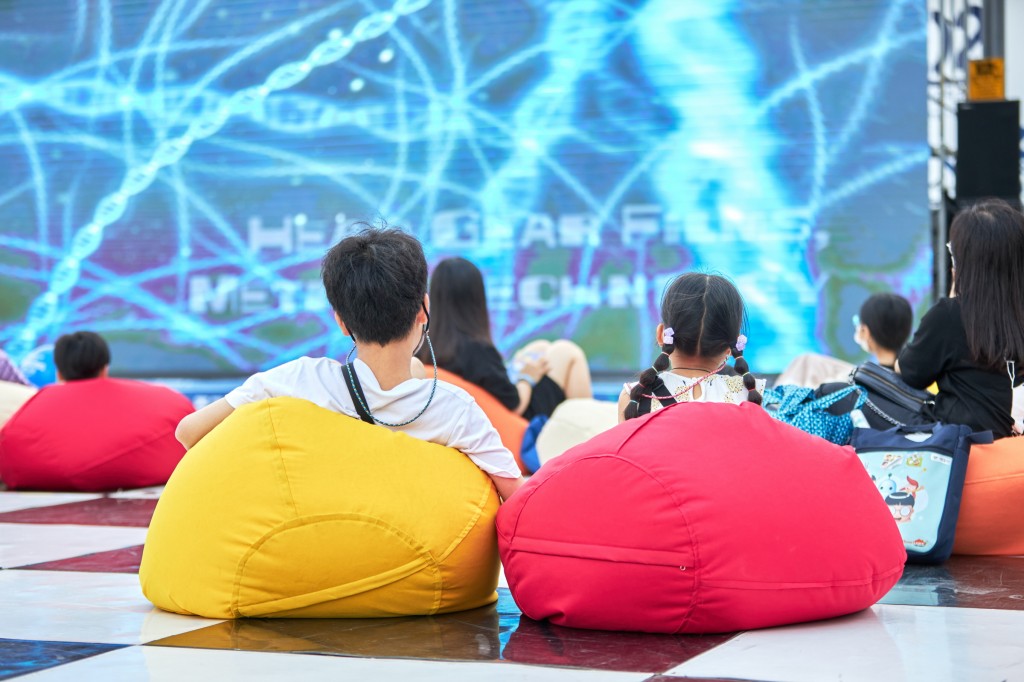 중구 야외상영장에서 영화감상하는 어린이 /사진제공=(사)부산국제어린이청소년영화제 사무국