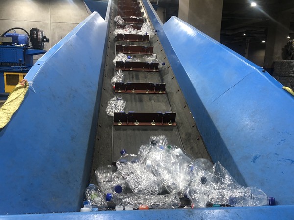 투명페트병 재활용 효과를 높이기 위해서는 식품 용기로 재활용이 가능한 용기만 정확하게 분리배출하고 처리할 수 있어야 한다. /사진=녹색연합