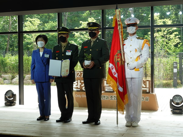 대통령 표창장을 받은 해병대 1사단과 환경부장관의 기념 촬영. /사진=김인성 기자
