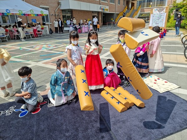 ​배곧너나들이센터와 유치원의 ‘단오 잔치 열렸네’ 개최 모습 /사진제공=시흥교육지원청