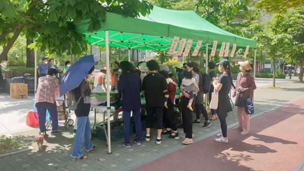 과천시 갈현동 새마을부녀회는 3일 래미안슈르 분수대 앞에서 “모두가 행복한 사랑나눔 바자회”를 개최했다 /사진제공=과천시청 