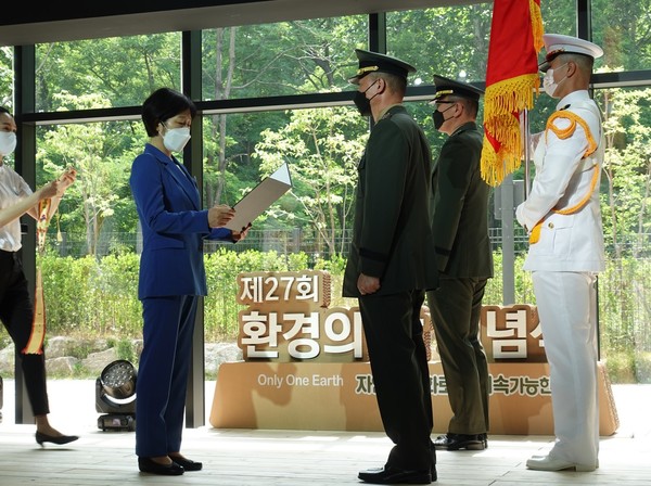 대통령 표창을 해병대 제1사단에게 건네는 한화진 환경부 장관 /사진=김인성 기자