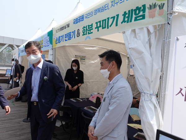 송형근 국립공원공단 이사장이 체험장에서 자신이 손수 장식한 부채를 부치며 뿌듯한 표정으로 체험장을 나서고 있다. /사진=김인성 기자