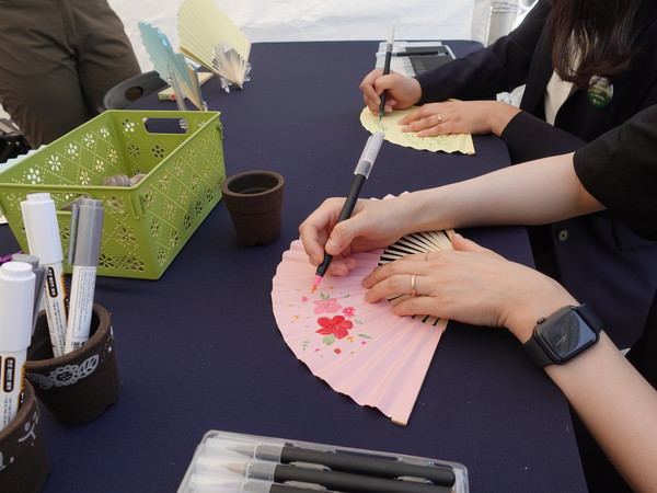 국립공원공단 체험장은 시민들에게 부채를 장식하는 재미와 더운 날씨를 견딜 수 있는 부채를 기념품으로 갖게 되는 즐거움을 선사했다. /사진=김인성 기자