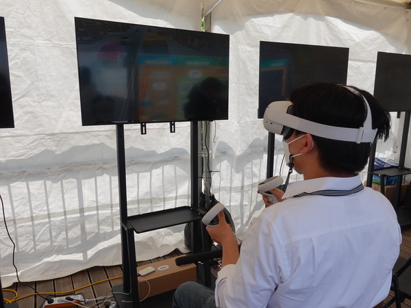 시민이 실감나는 VR과 AR을 통해 미세먼지의 심각성과 대책을 게임처럼 배우고 있다. /사진=김인성 기자