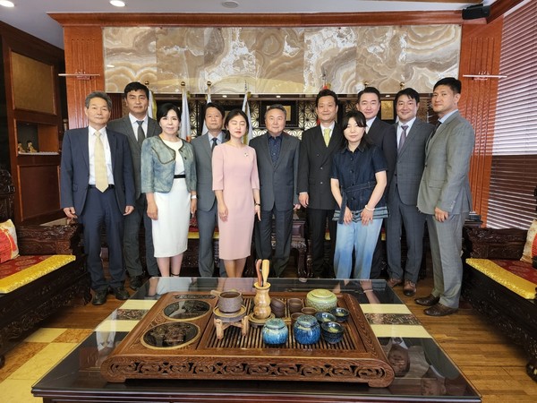 한중기업가협회와 W World사와의 업무협약식에는 한중기업가협회 김훈 회장, 김현선 부회장, 김정일 부회장, 이금화 이사, W World 강국평 회장, ㈜에프런홀딩스 임유섭 대표, 송환규 대표, 한장현 대표, 이승복 대표, 임진숙 해외팀장, ㈜맥앤스타 허혜연 대표, 신철호 대표가 참석했다.