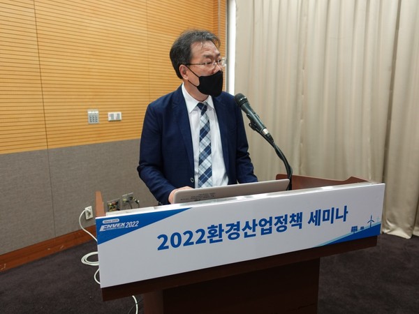 생태독성관리 정책 방향을 설명하는 박병만 한국환경공단 생태독성관리부 부장 /사진=김인성 기자