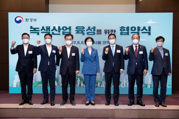 한화진 환경부장관이 8일 오전 서울 강남구 코엑스에서 열린 '녹색산업 육성지원 업무협력 협약식'에 참석해 참여한 6개 글로벌 기업 대표들과 협약서에 서명을 하고 함께 기념촬영을 하고 있다. /사진=환경부