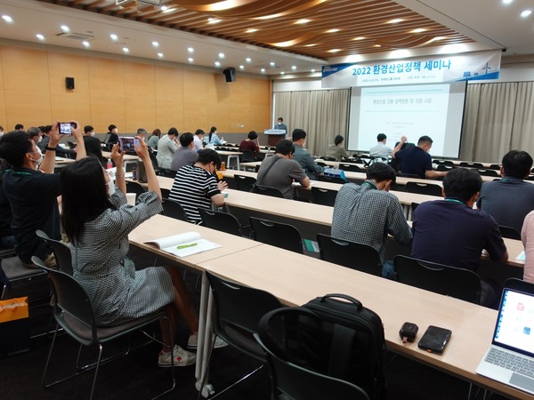 8일 서울 코엑스에서 열린 ENVEX 전시회 컨벤션홀에서 '2022 환경산업정책 세미나'가 개최됐다. /사진=김인성 기자