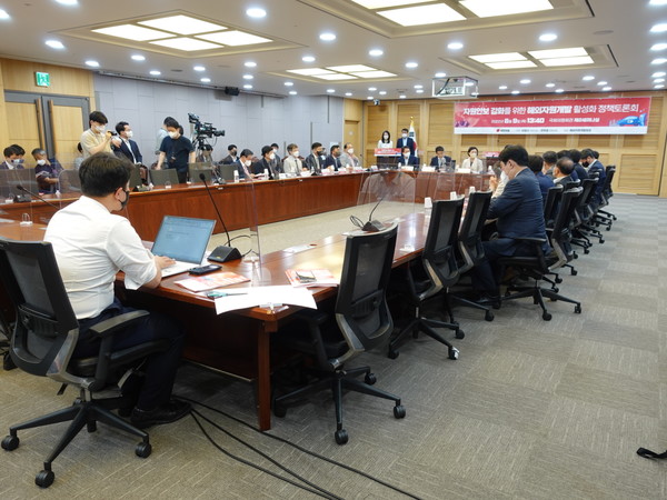 국민의힘 이철규, 한무경 의원이 공동주최 한 '자원안보 강화를 위한 해외자원개발 활성화 정책토론회'가 9일 국회의원회관 제2세미나실에서 개최됐다. /사진=김인성 기자