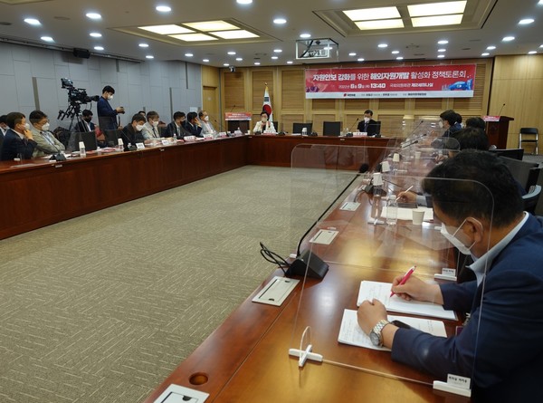 9일 국회의원회관 제2세미나실에서 열린 ‘자원안보 강화를 위한 해외자원개발 활성화’ 정책토론회 /사진=김인성 기자