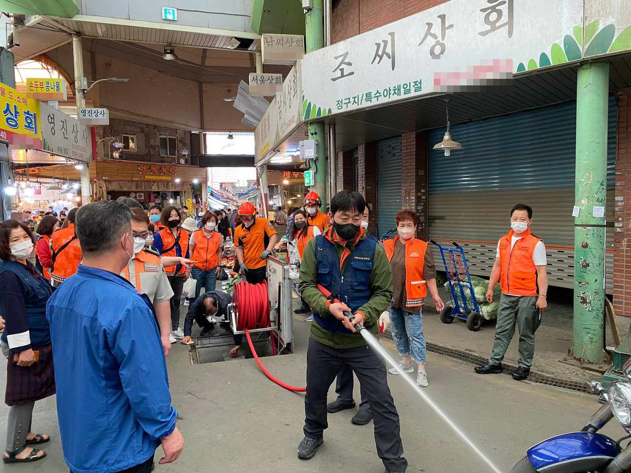 비상소화장치 교육 후 조작 연습하는 지역주민 /사진제공=부산진소방서