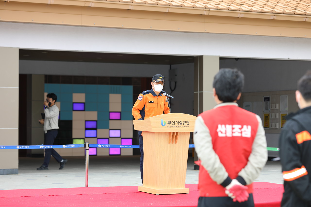 안전교육하는 조명환 부산진소방서 계장(부산시설공단 주최 4대 공원·유원지 산불지상진화 경연대회) /사진제공=부산시설공단