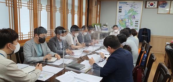 스타트업파크 및 지식산업센터 중간점검 보고회 참석자들/ 사진제공=경산시