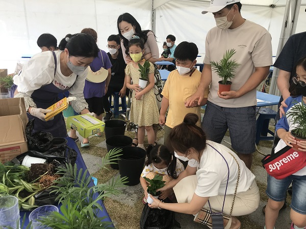 초록초록 수경 반려식물 키우기 참가자들 /사진제공=경산시