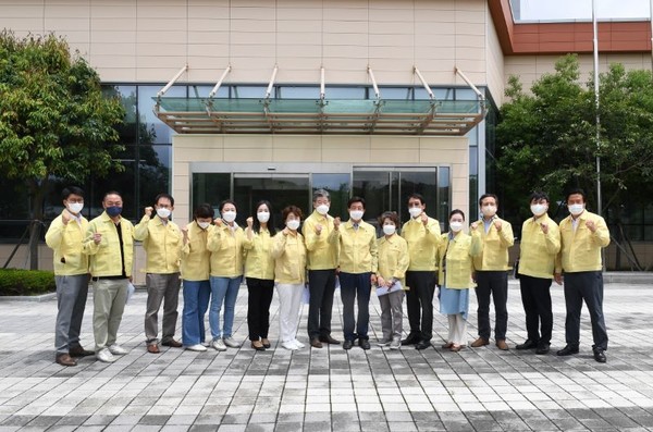 정종복 기장군수 당선인(왼쪽에서 아홉번째)과 민선8기 기장군수직 인수위원회는 신속한 군정현안 파악과 인수 업무추진을 위해 관내 주요 사업장(중입자가속기 건설)을 방문했다 /사진제공=기장군