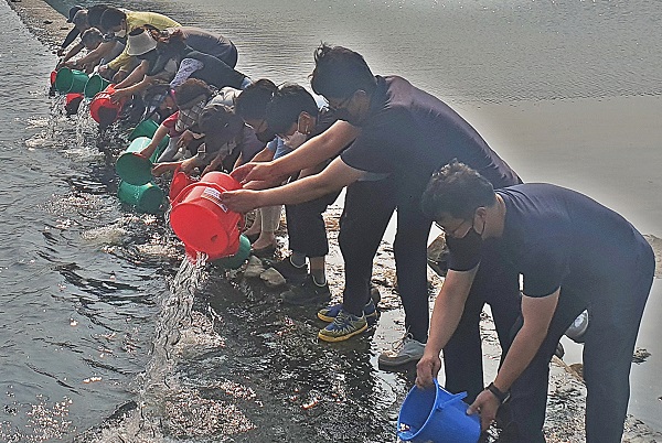 형산강 유역 동남참게·은어 방류 행사 참가자들/ 사진제공=경주시