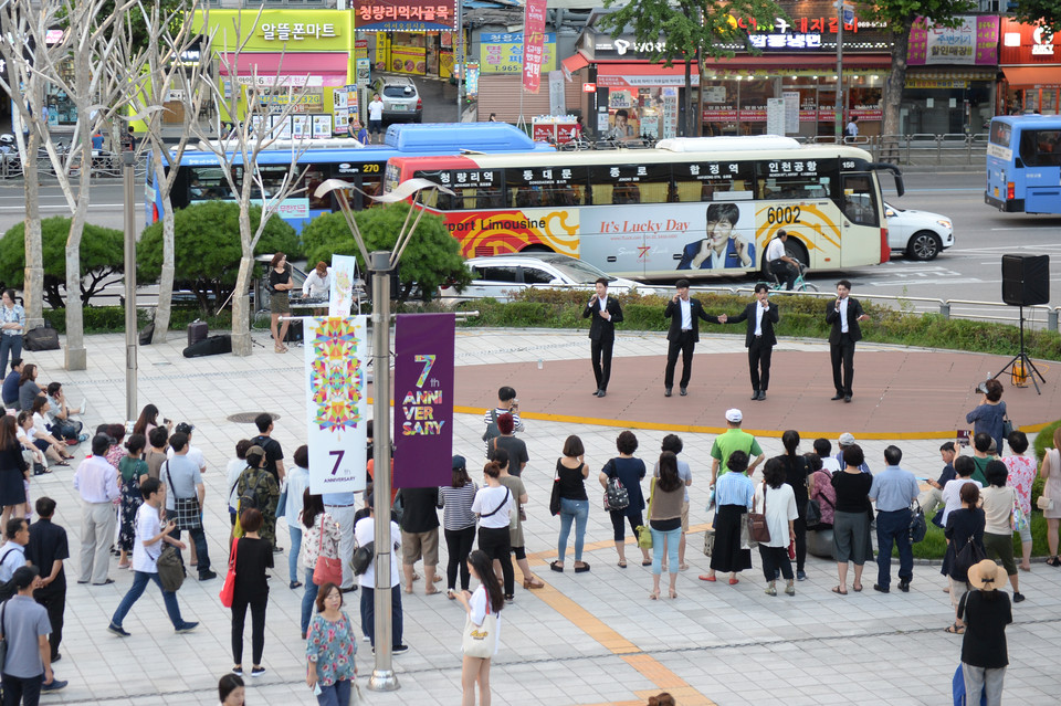 청량리역 광장에서 열린 찾아가는 문화공연 /사진제공=동대문구