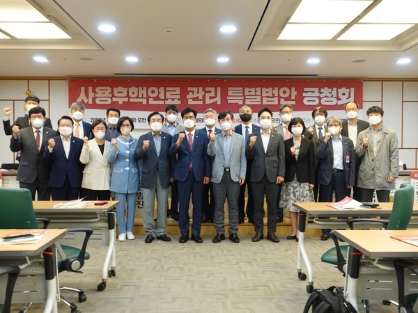 23일 '사용후핵연료 관리 특별법안 공청회'에 참석한 김영식 의원, 문주현 단국대 에너지공학과 교수, 정범진 경희대 교수, 윤종일 카이스트 교수, 박병기 순천항대 교수, 권현준 과학기술정보통신부 국장, 박동일 산업통상자원부 국장, 구정회 한국원자력연구원 소장, 최득기 한국수력원자력 처장, 이재학 한국원자력환경공단 단장, 조승한 동아사이언스 기자 /사진=김인성 기자