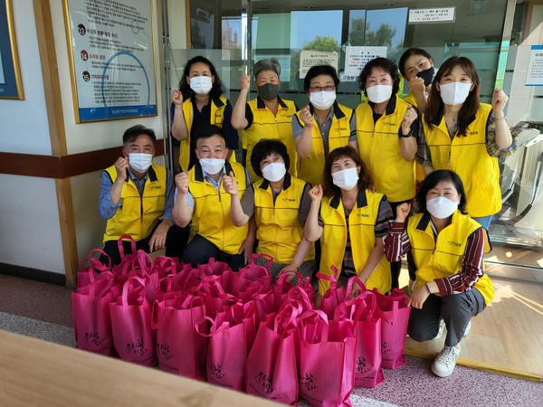 군포시 재궁동 지역사회보장협의체 위원들이 취약계층에게 밑반찬을 전달하기에 앞서 화이팅을 외치고 있다 /사진제공=군포시청 