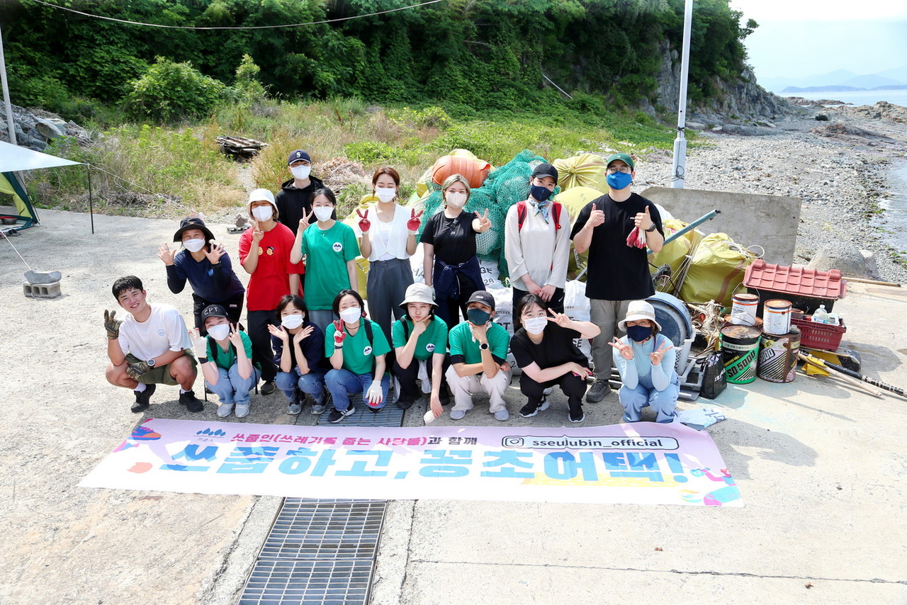 부산쓰줍(해쓰부+쓰줍인) 환경 정화 활동 참여자들  /사진=권영길 기자