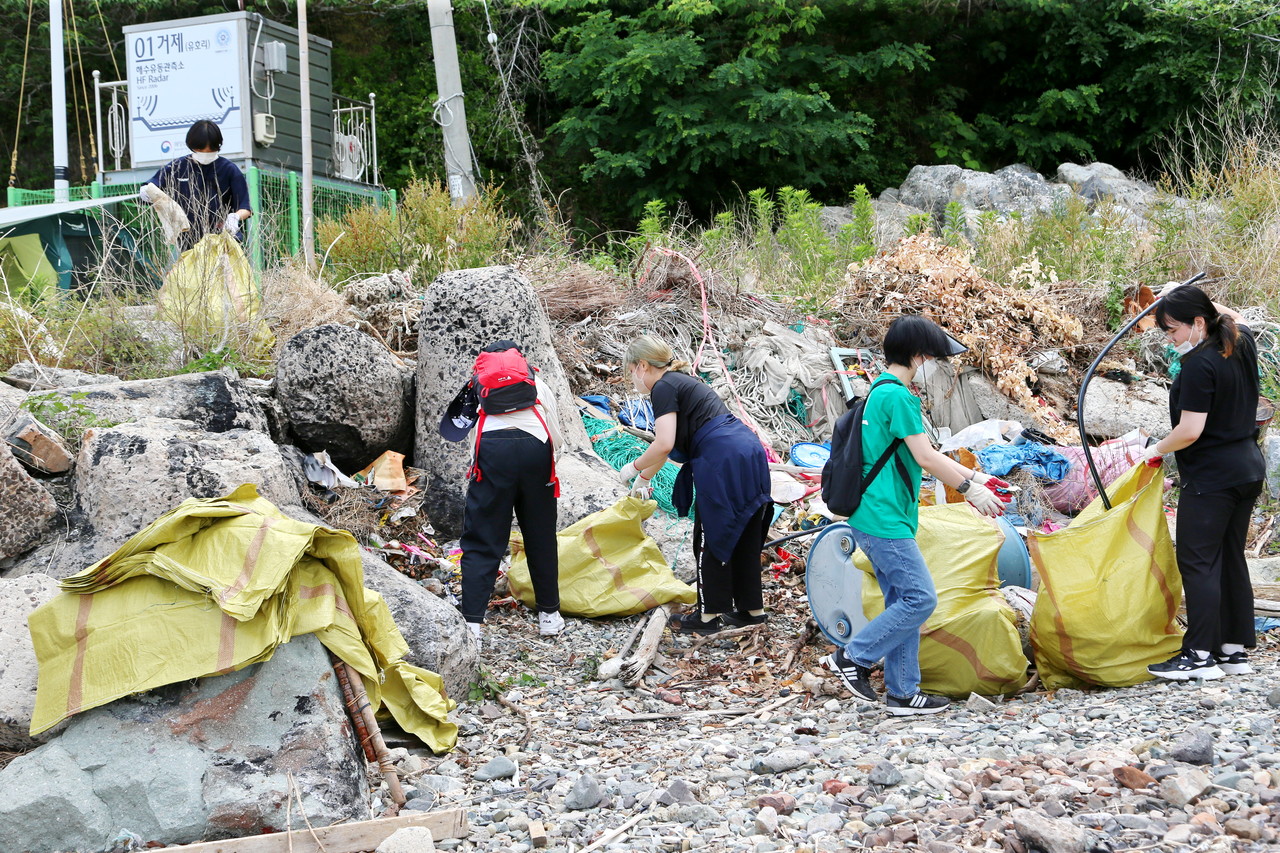 해양환경정화활동 중인 참여자 /사진=권영길 기자