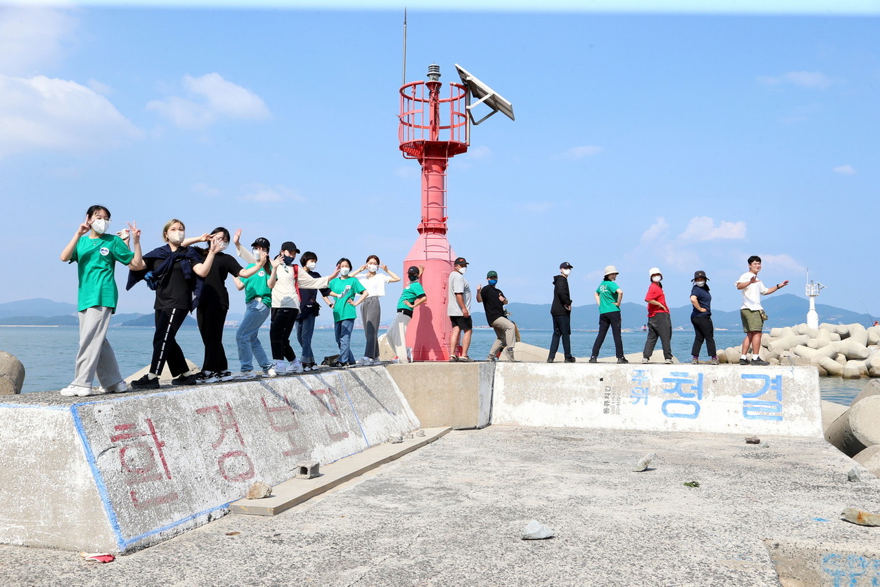 해양환경 정화 활동에 참여한 해쓰부와 쓰줍인 /사진=권영길 기자