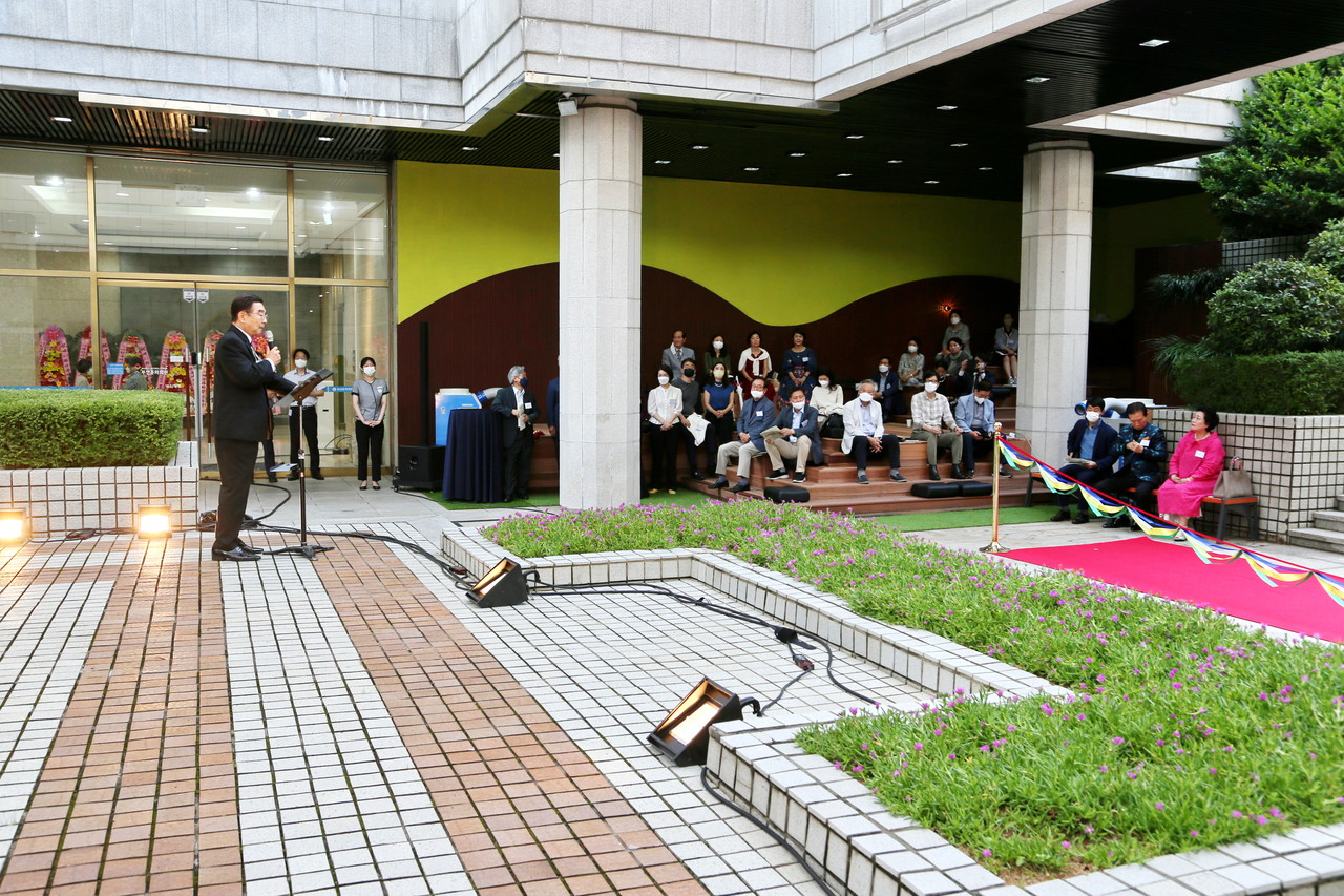 중정 야외휴게공간에 앉아있는 준공식 참석자 /사진=권영길 기자